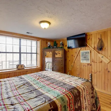 Smoky Mountains Cabin With Hot Tub, Deck And Views!